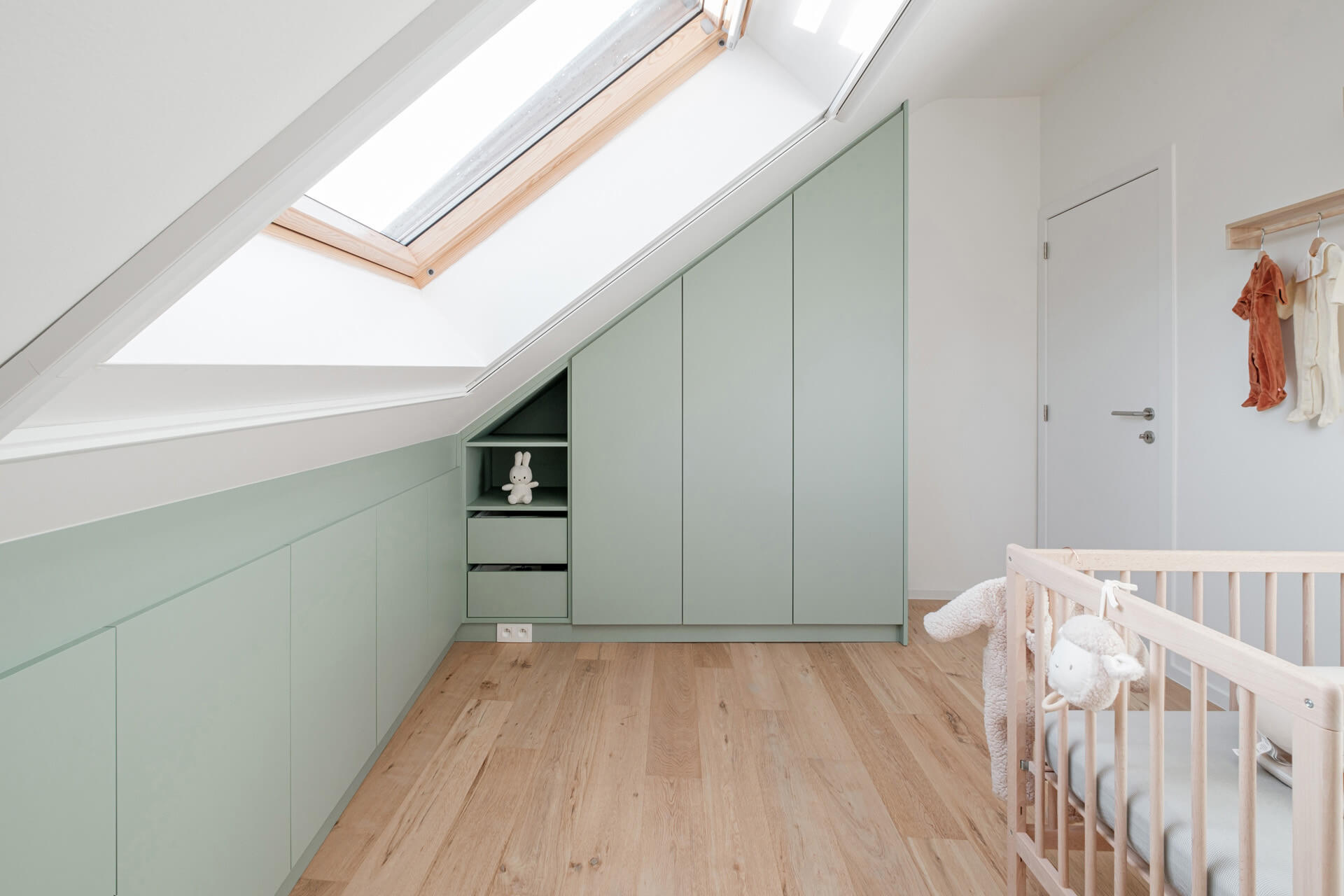 Armoire sur mesure sous un toit en pente