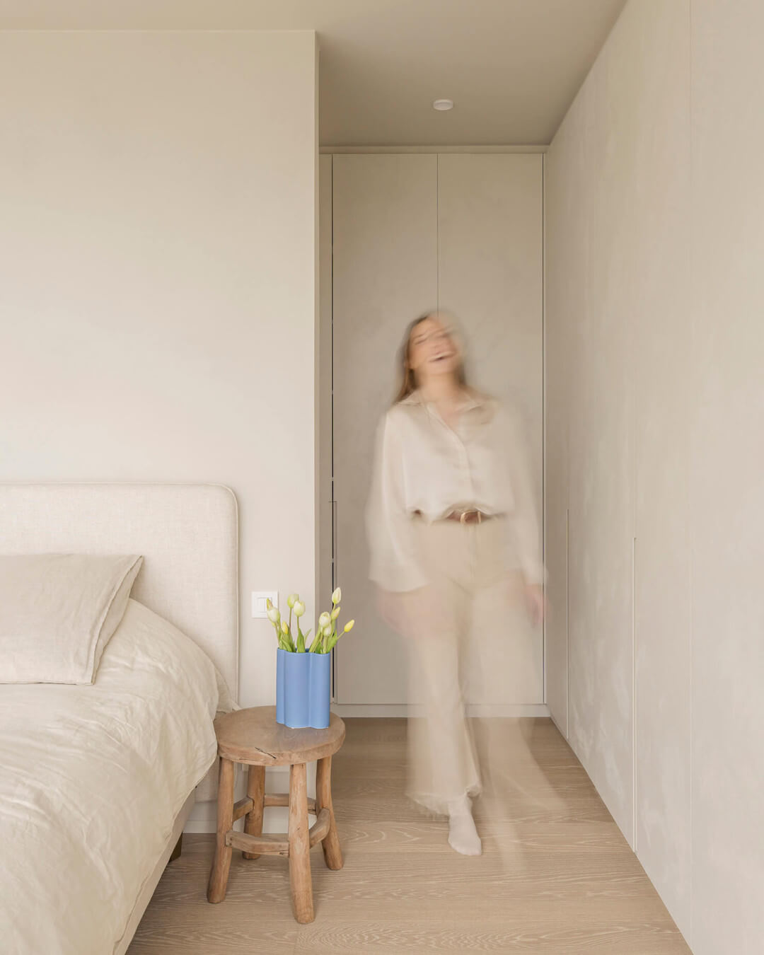 Chambre à coucher élégante avec un intérieur neutre