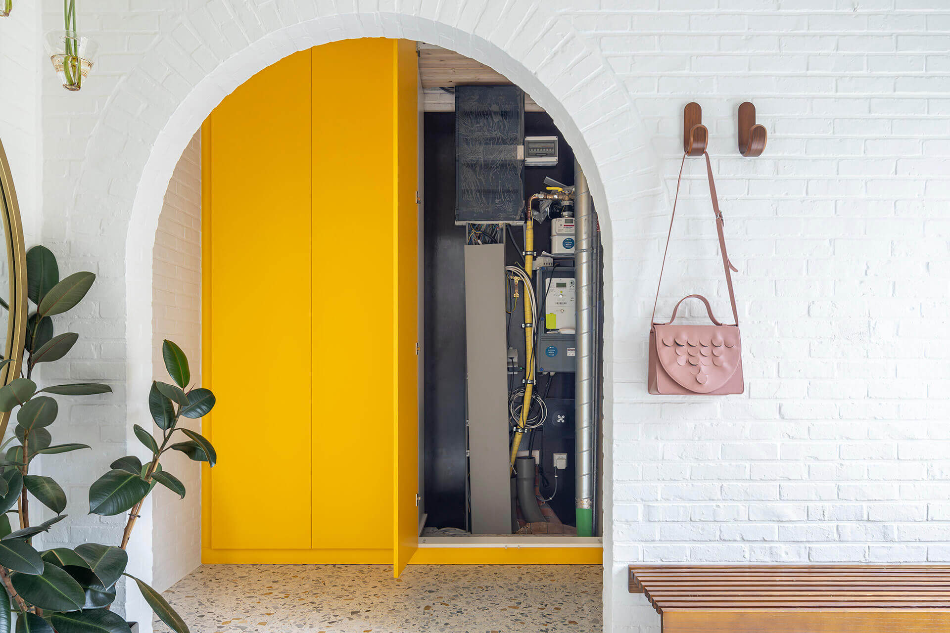 Armoire jaune sur mesure pour cacher les techniques et les conduites