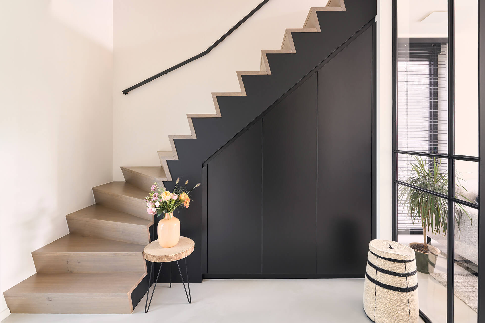 Armoire de rangement sous un escalier.