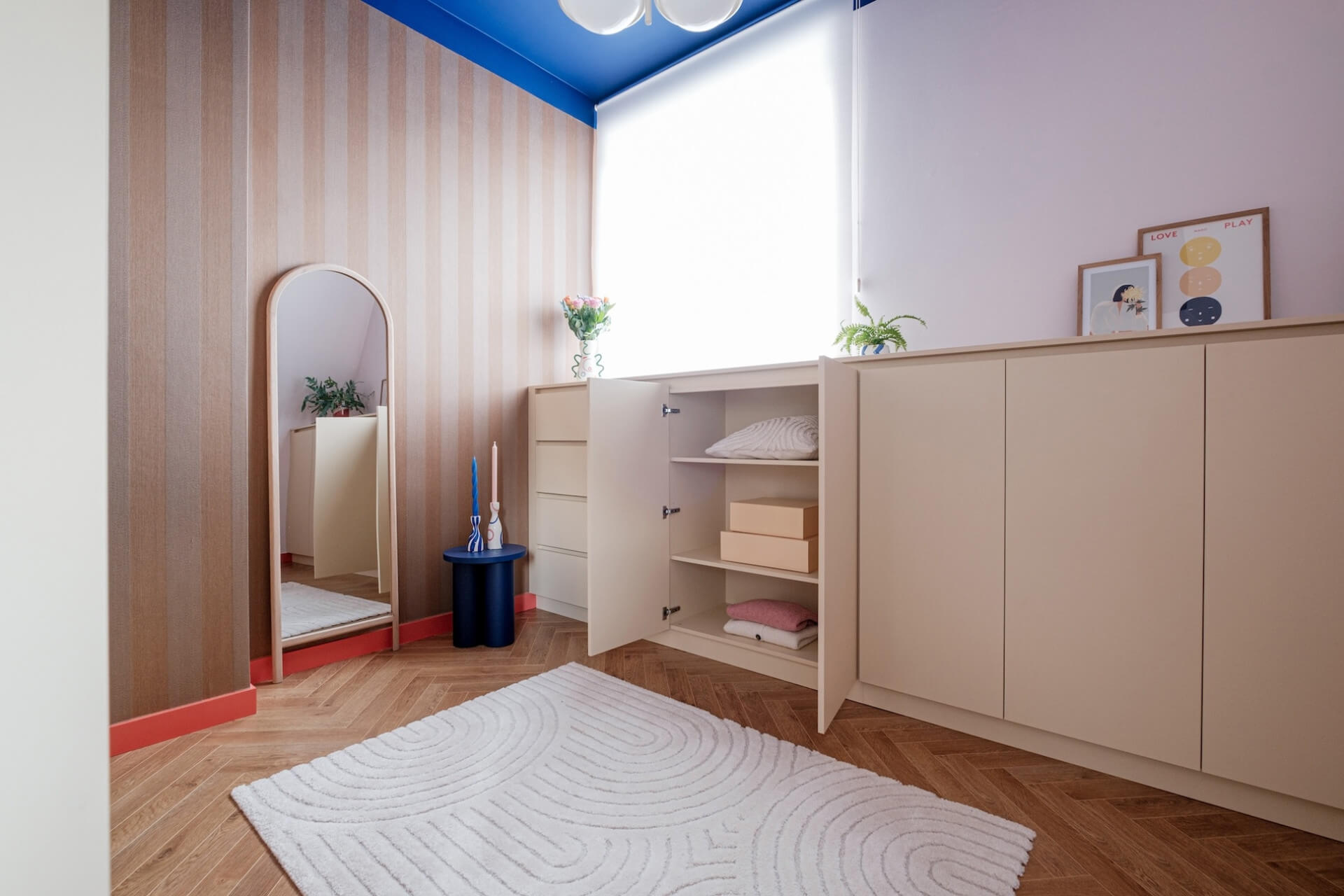 Commode sur mesure couleur coucher de soleil avec portes à ouverture par simple pression