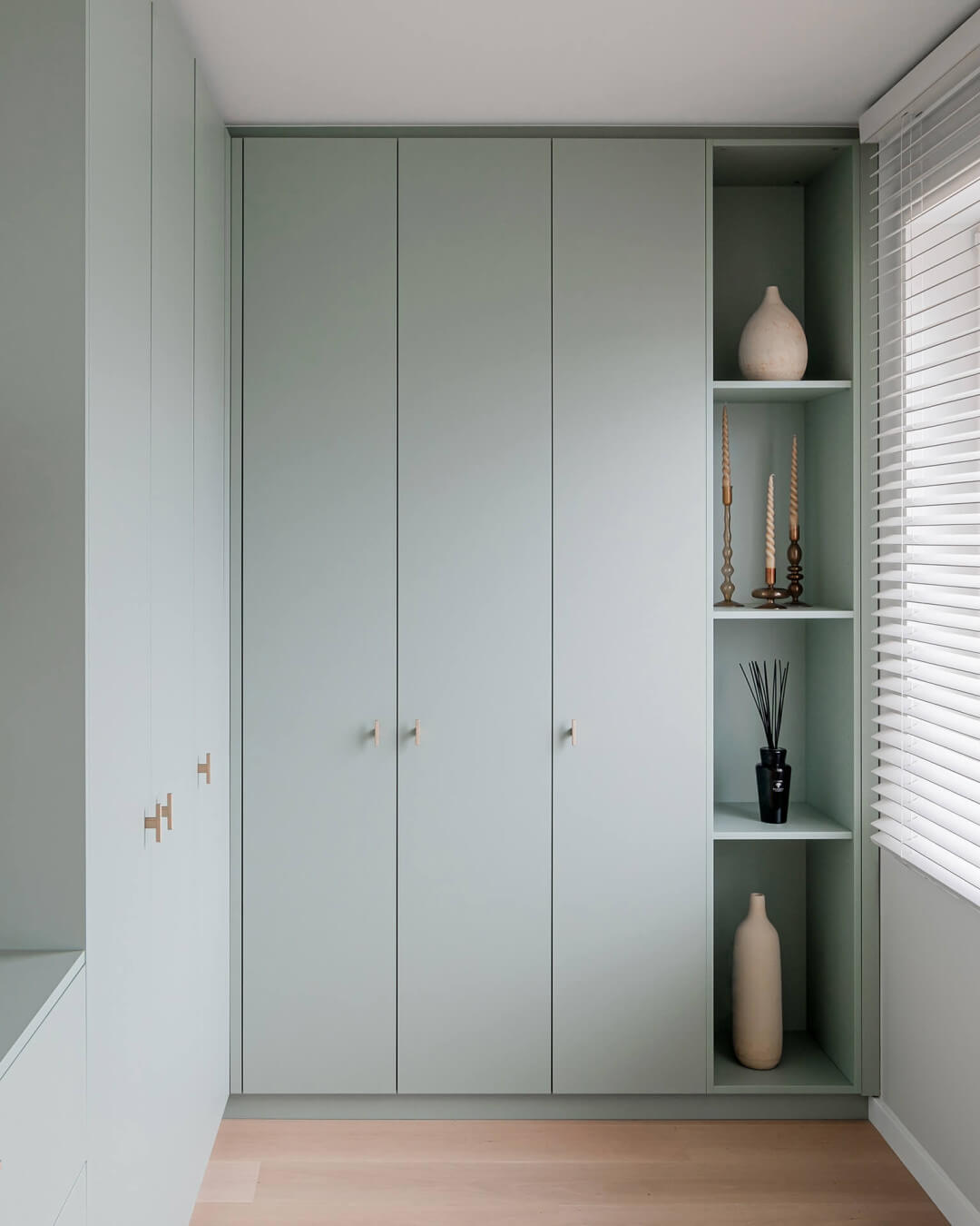Armoire avec poignées de placard T-Diamond en laiton