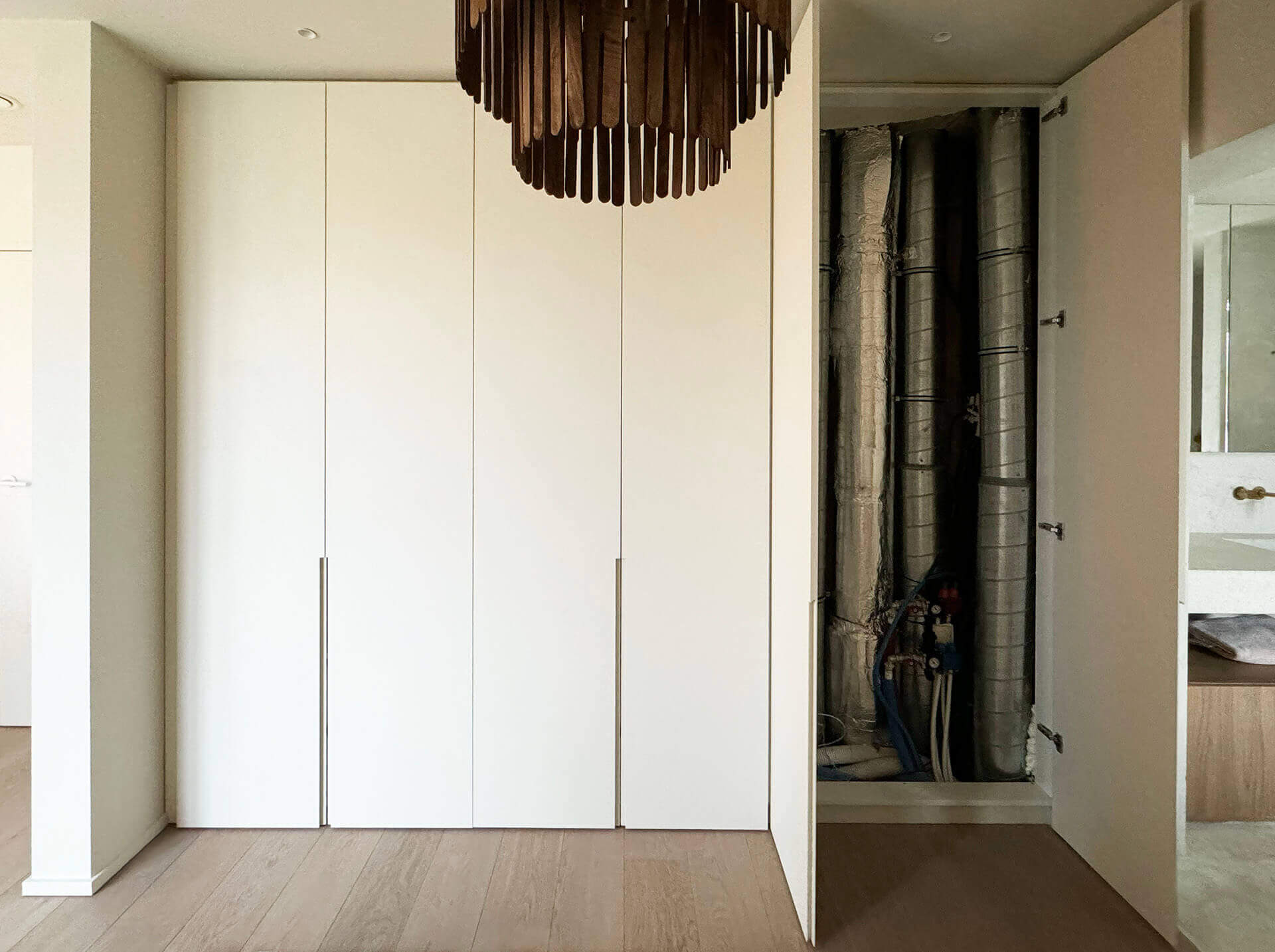 Commode sur mesure avec armoire cache technologique