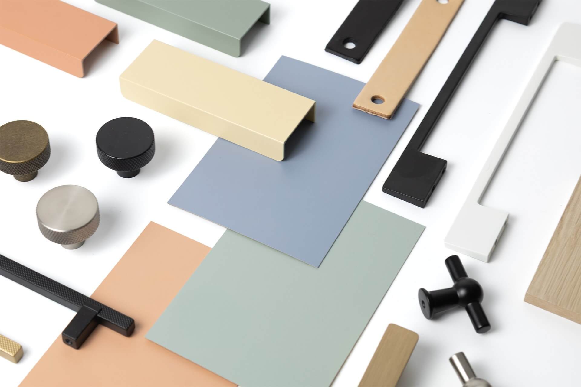 Échantillons de couleurs et de poignées : boutons, poignées profilées et plaques de couleur