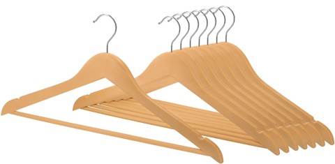 Ensemble de 20 cintres en bois dur durable, le cintre de devant étant mis en valeur. Largeur : 44,5 cm, longueur : 12 cm, hauteur : 21 cm. Disponible sur la boutique en ligne de Custoro.