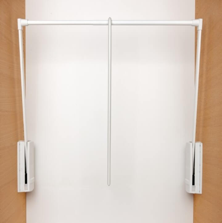 Photo du produit : un élévateur à vêtements blanc pour vos armoires sur mesure. Disponible dans la boutique en ligne Custoro.