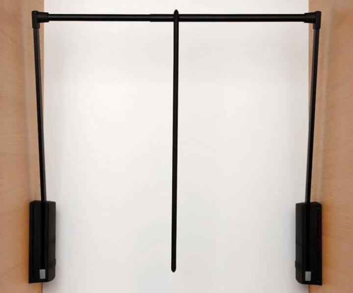 Photo produit d'un élévateur de vêtements noirs de la boutique en ligne Custoro.
