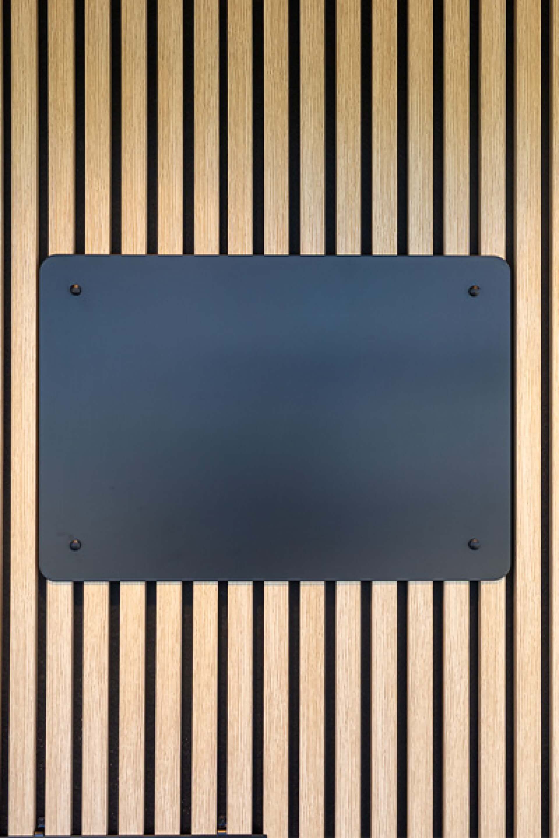 Vue de face d'un tableau magnétique sur un panneau mural acoustique. Disponible dans la boutique en ligne de Custoro.