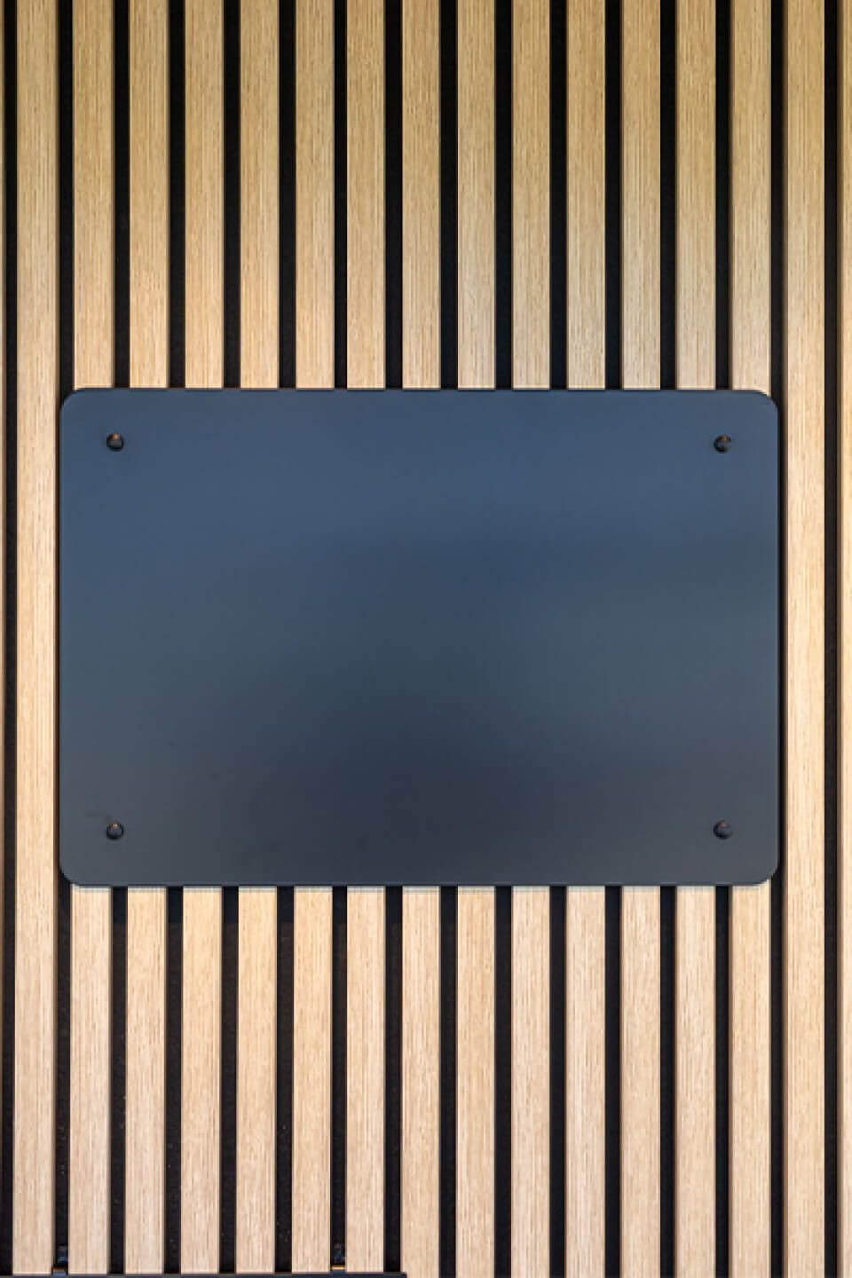 Vue de face d'un tableau magnétique sur un panneau mural acoustique. Disponible dans la boutique en ligne de Custoro.
