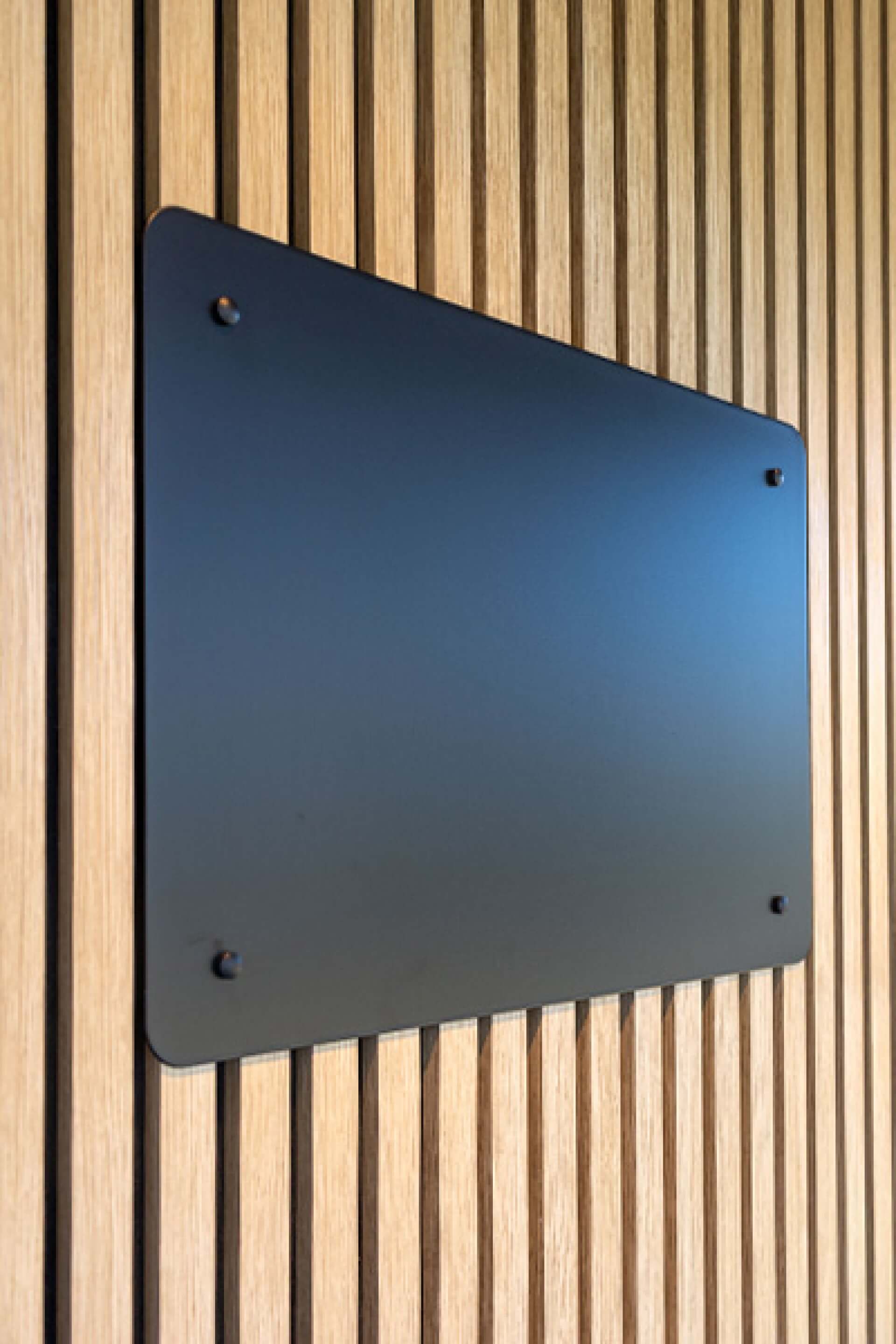 Vue latérale d'un tableau magnétique sur un panneau mural acoustique. Disponible dans la boutique en ligne Maatkasten.