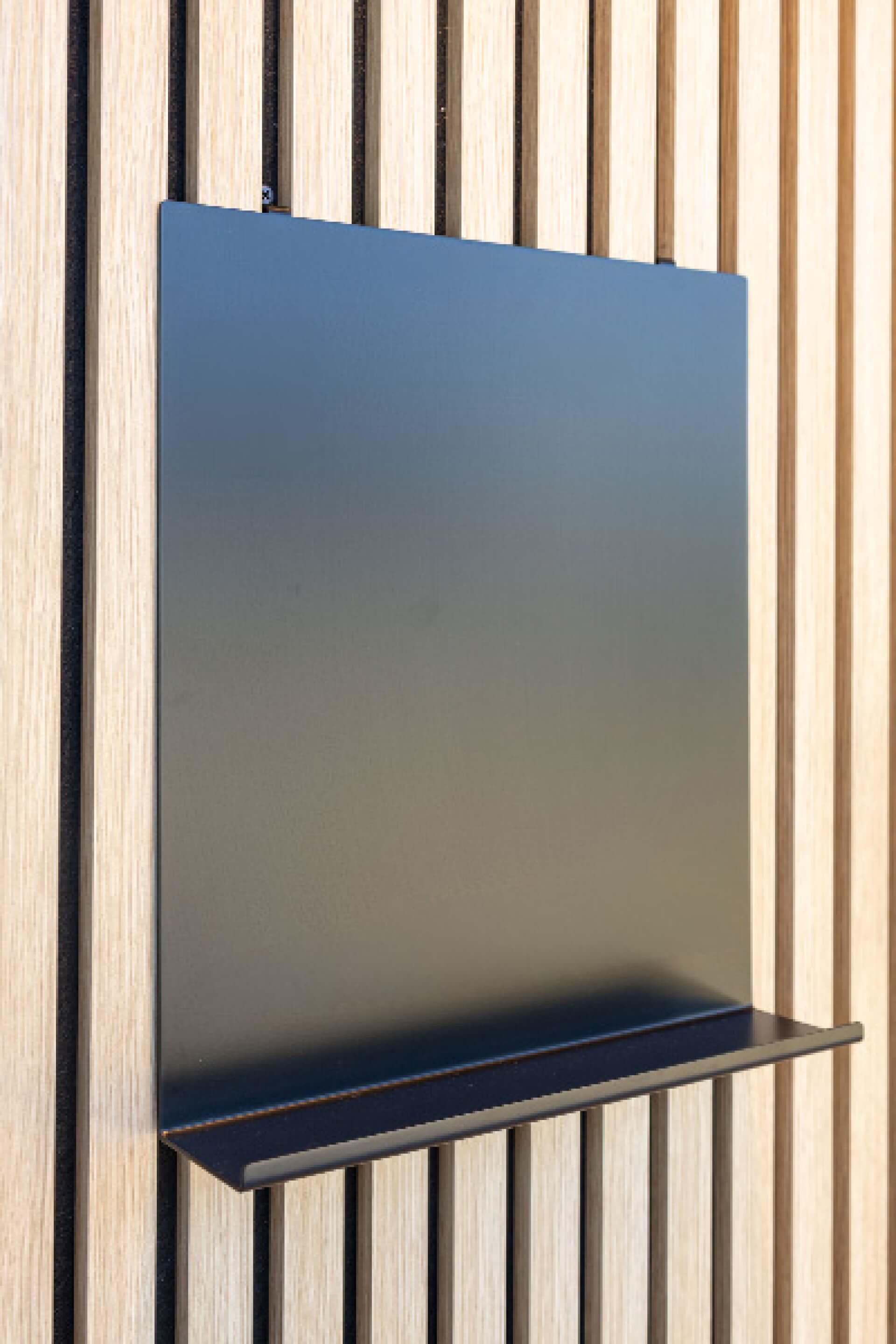 Vue de gauche d'un tableau magnétique avec une petite étagère sur un panneau mural acoustique. Disponible dans la boutique en ligne de Custoro.