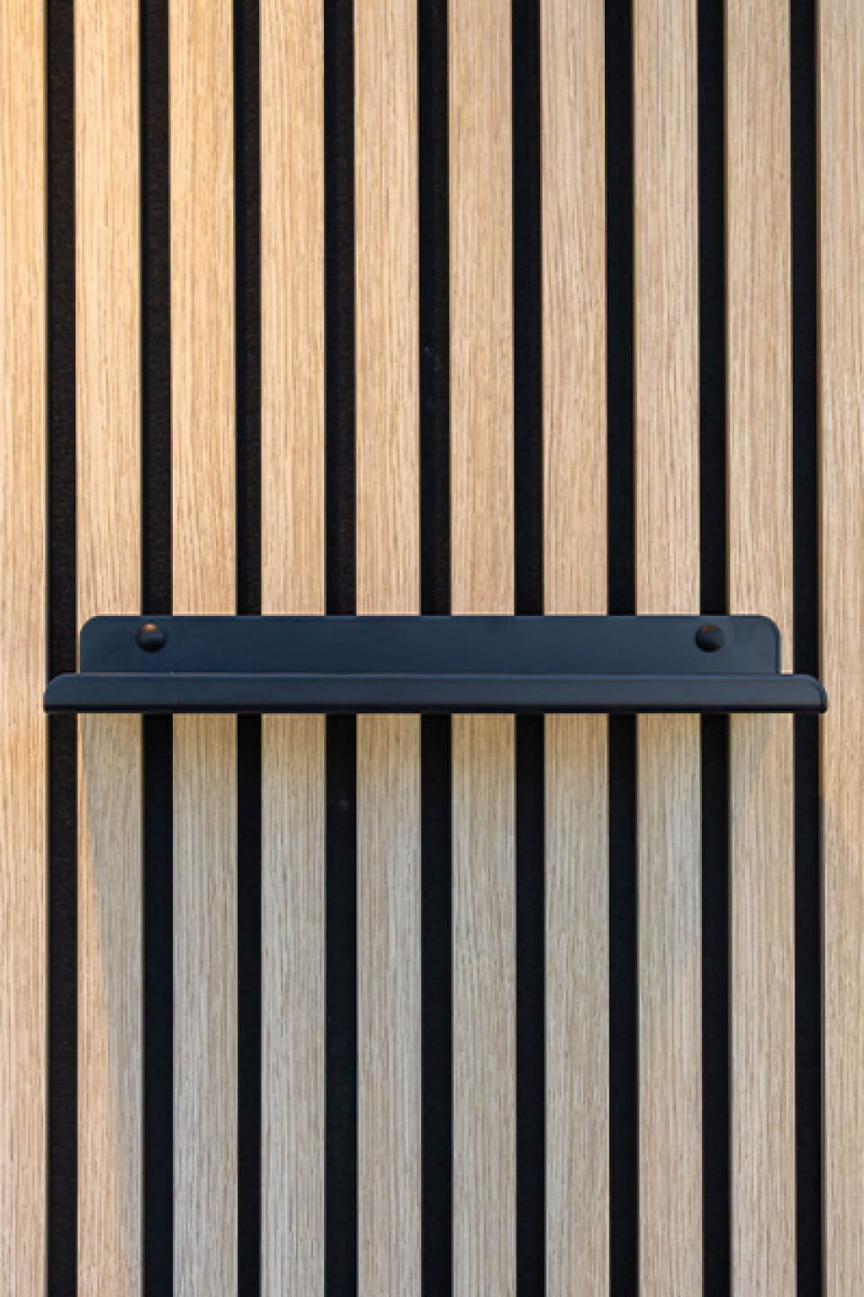 Vue de face d'une étagère murale de taille moyenne sur panneaux acoustiques. Disponible dans la boutique en ligne de Custoro.