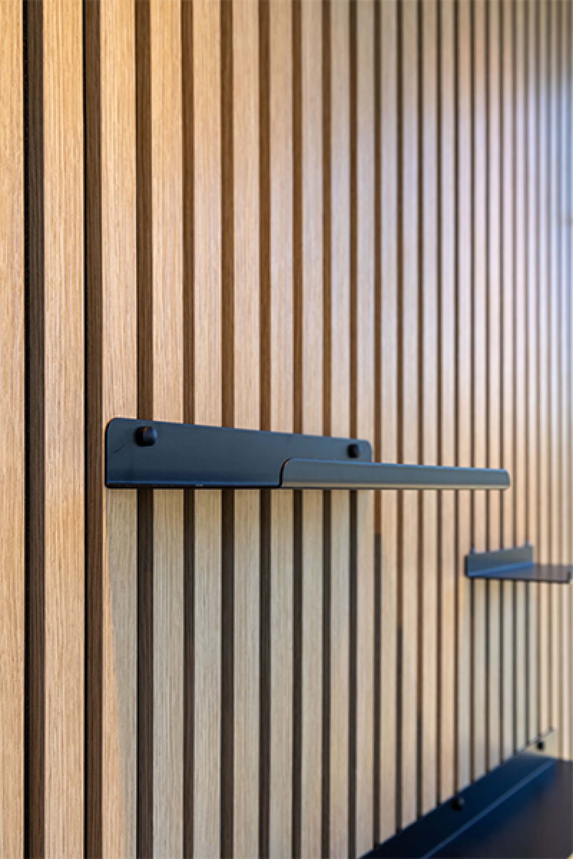 Vue latérale d'une étagère murale de taille moyenne sur panneaux acoustiques. Disponible dans la boutique en ligne de Custoro.