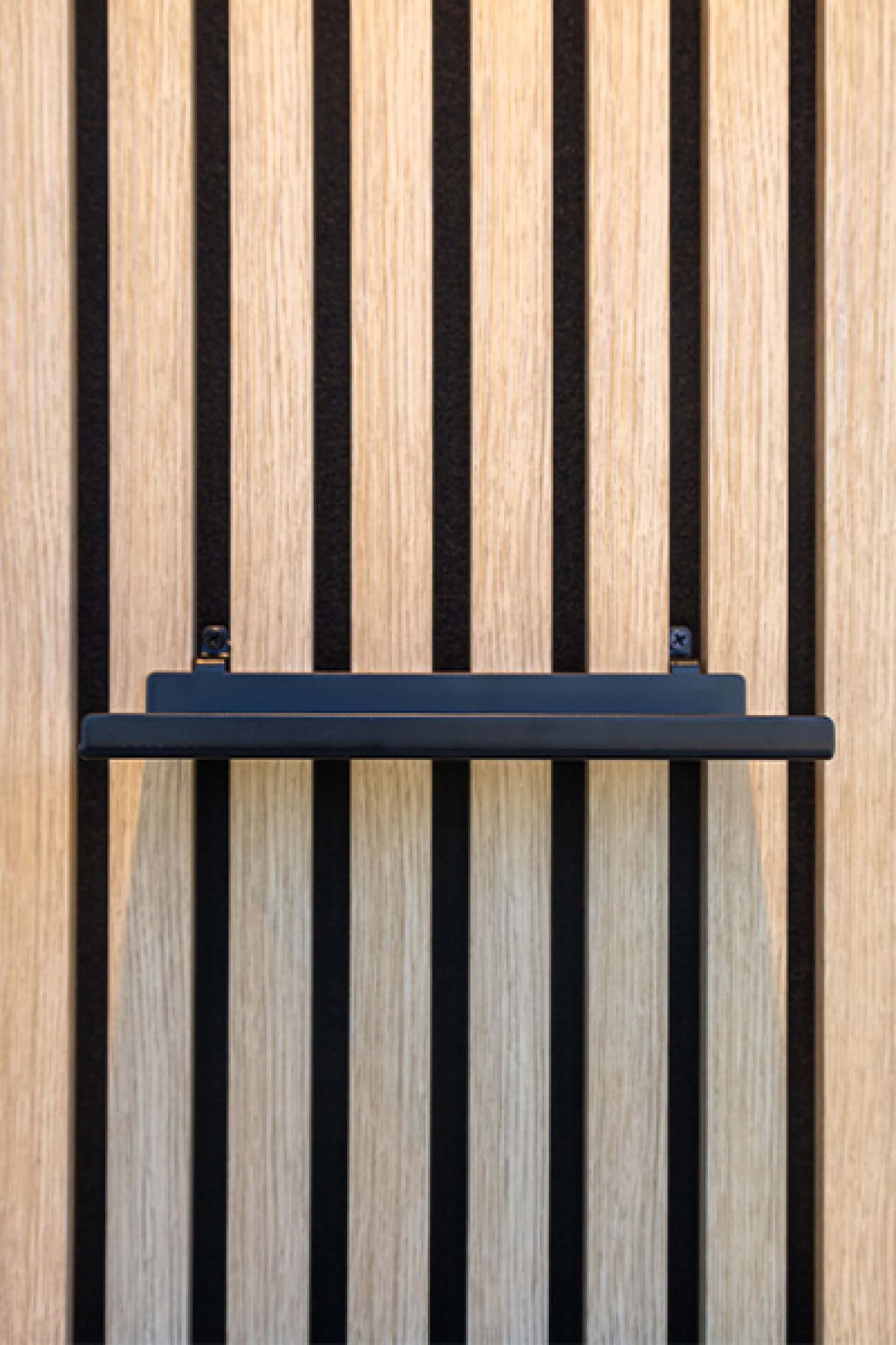 Vue de face d'une petite étagère murale sur panneaux acoustiques. Disponible dans la boutique en ligne de Custoro.