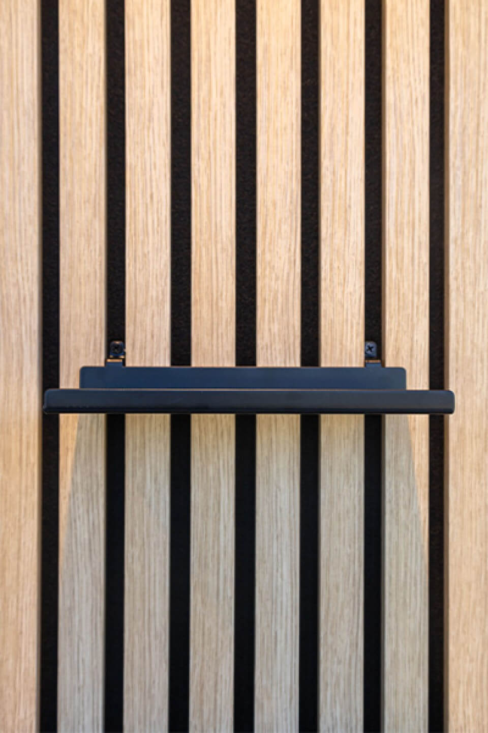Vue de face d'une petite étagère murale sur panneaux acoustiques. Disponible dans la boutique en ligne de Custoro.