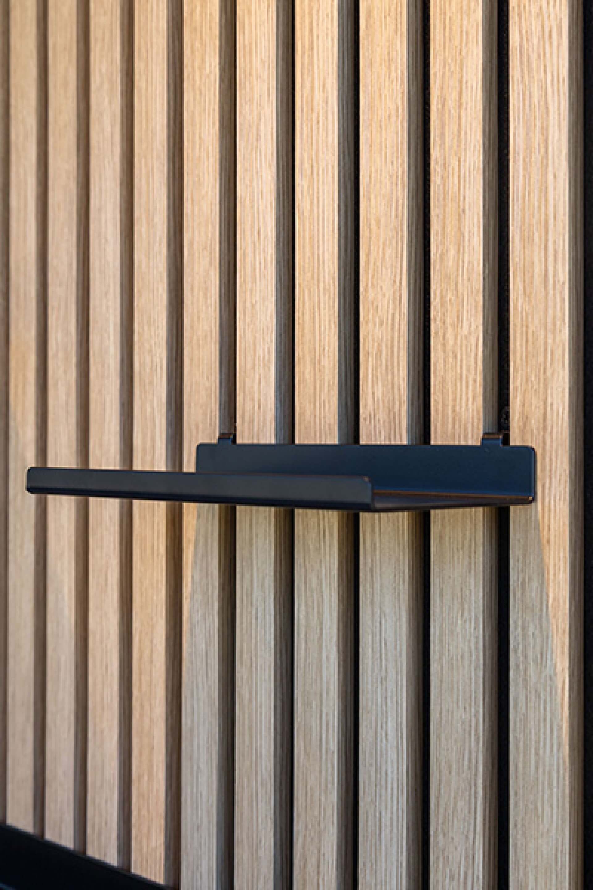 Vue de droite d'une petite étagère murale sur panneaux acoustiques. Disponible dans la boutique en ligne de Custoro.