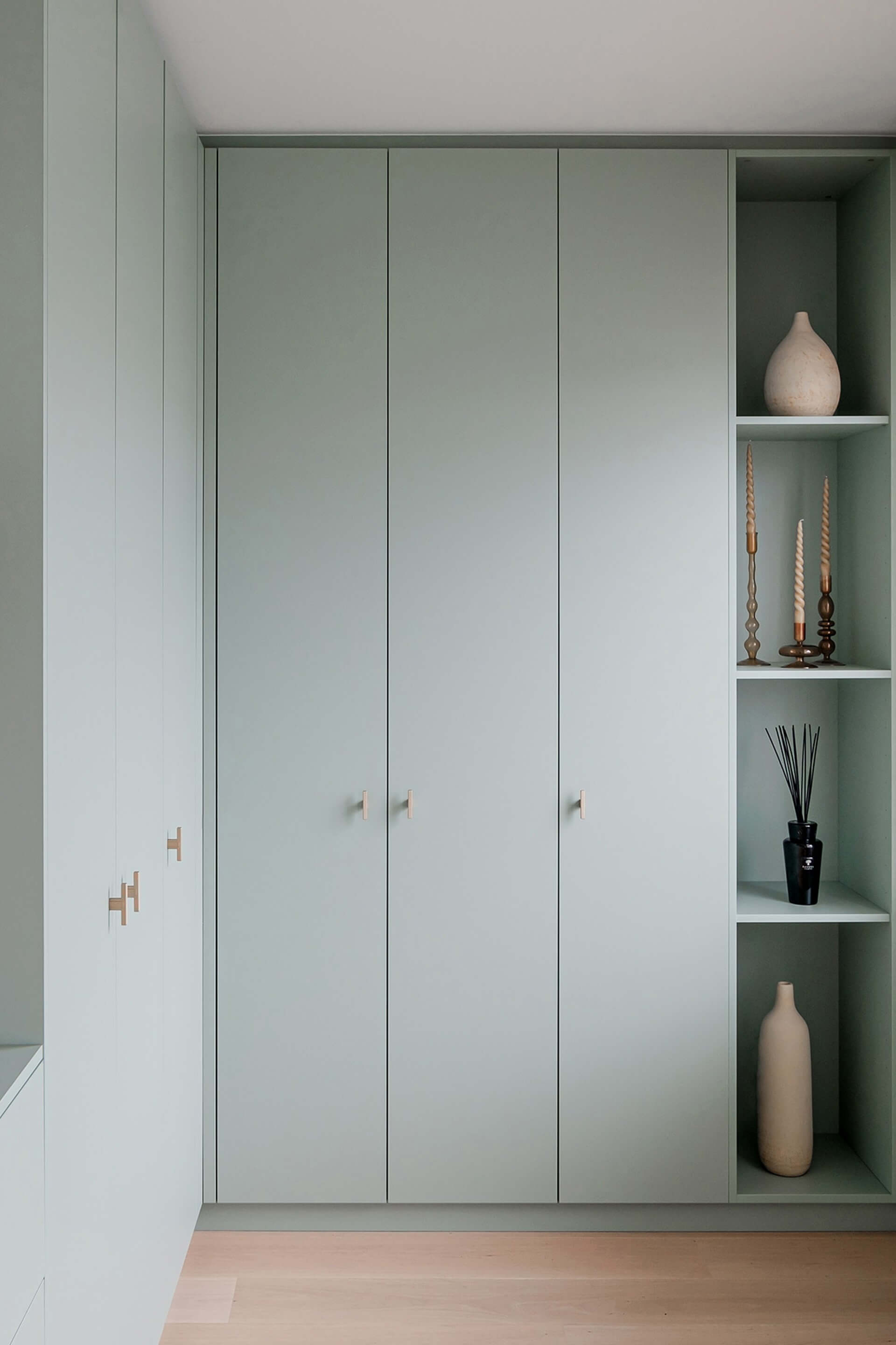 Meuble d'angle sur mesure en Indsutrial Green avec poignées en laiton en forme de T-diamant
