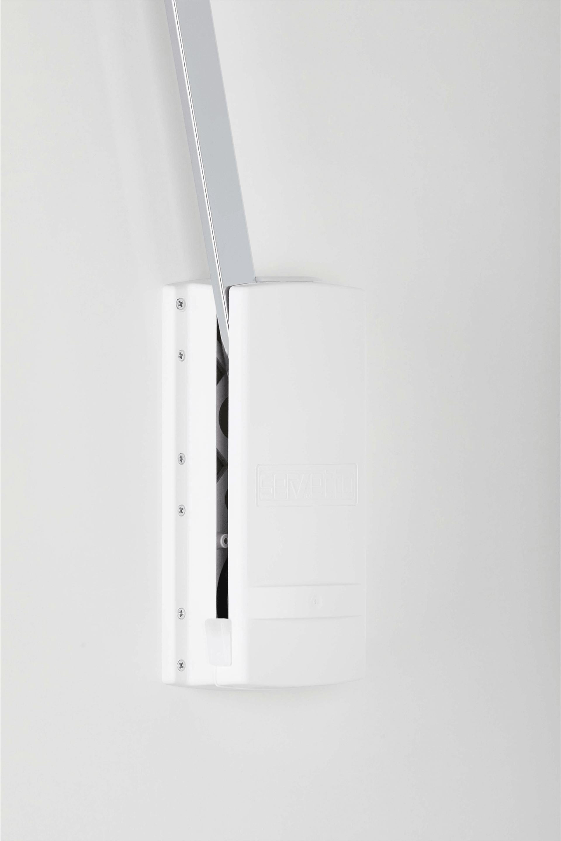 Gros plan sur un élévateur à vêtements en chrome blanc pour vos dressings sur mesure. Disponible dans la boutique en ligne Maatkasten.