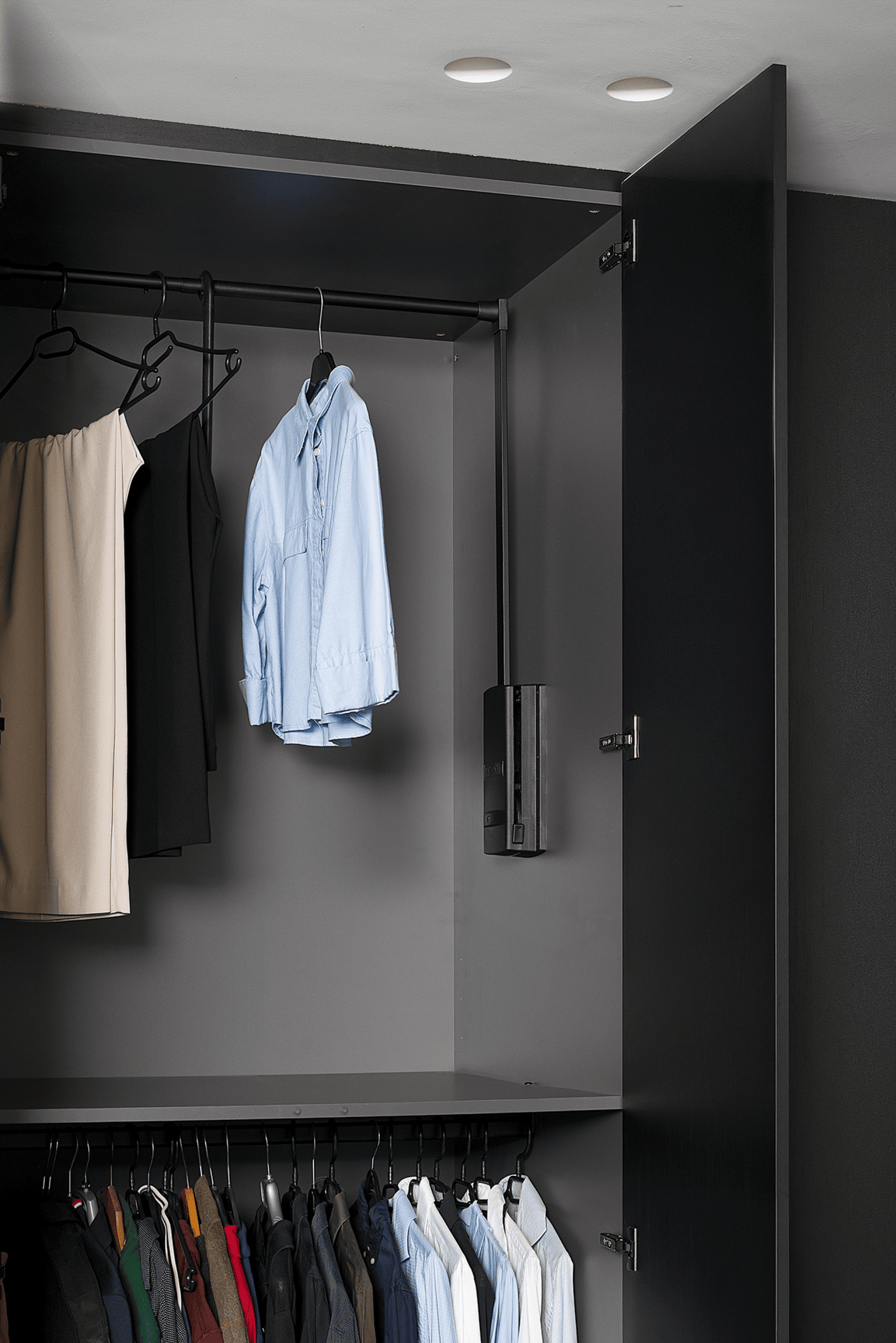 Image d'ambiance d'un ascenseur à vêtements noir présentant des vêtements de la boutique en ligne Maatkasten.