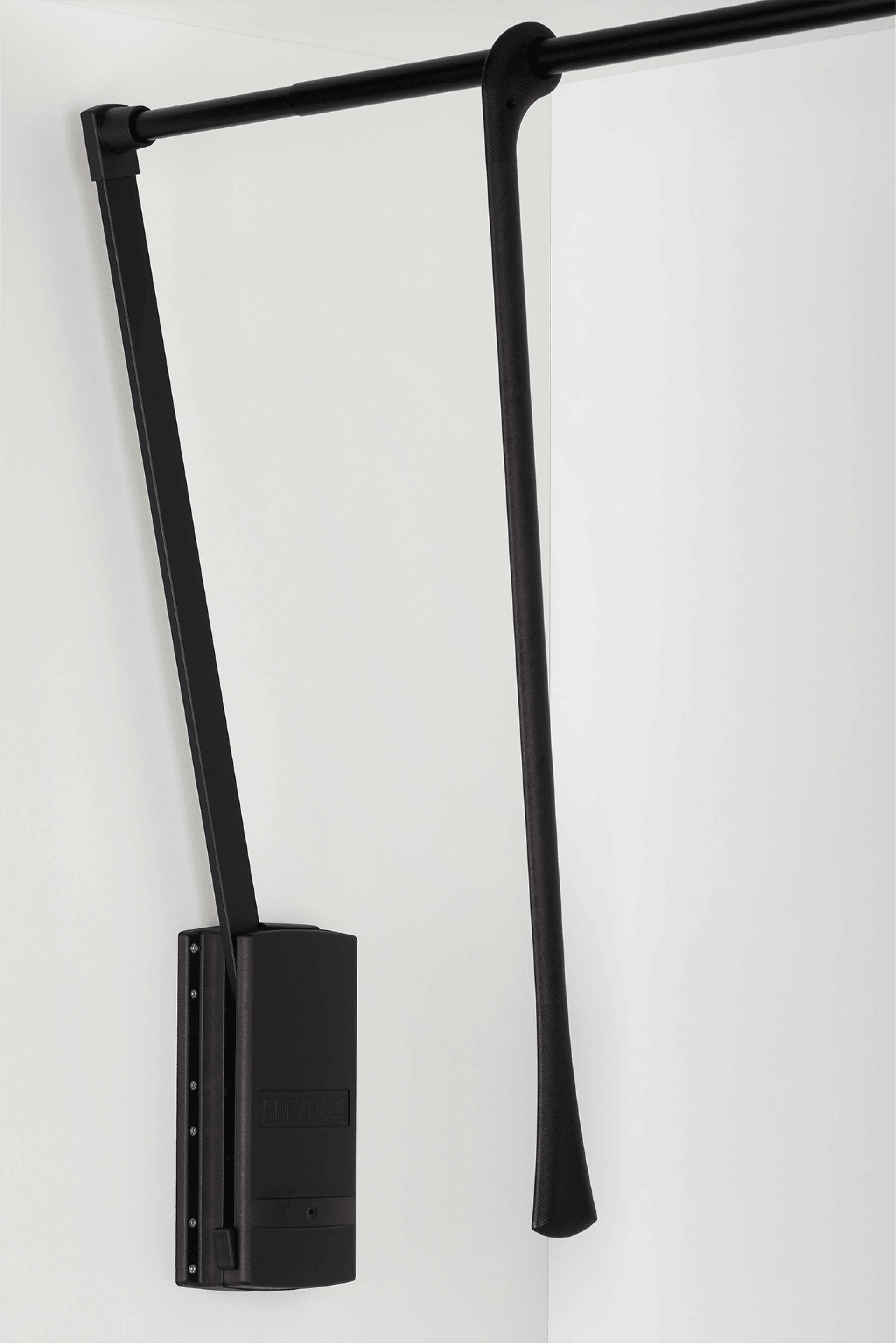 Photo produit d'un élévateur de vêtements noirs de la boutique en ligne Custoro.