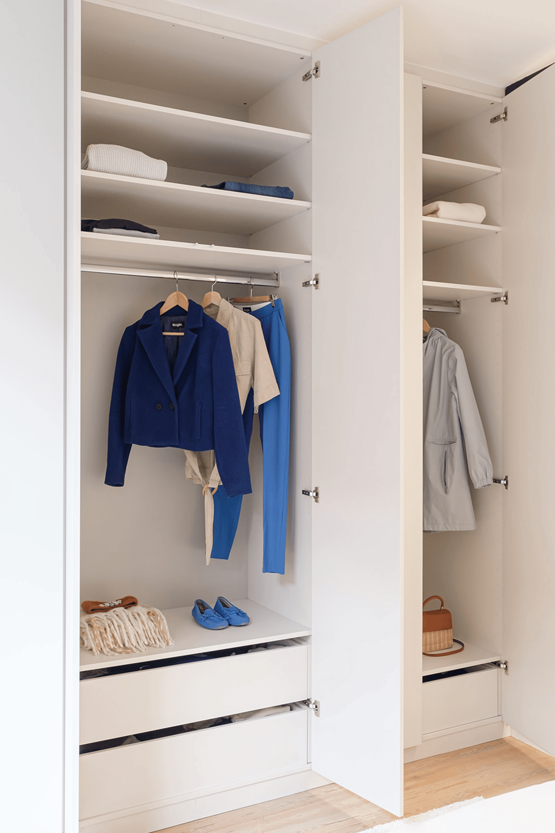 Image d'ambiance d'un portant à vêtements métallique de Custoro. Disponible dans la boutique en ligne Custoro.